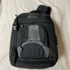 EUC Lowepro SlingShot 200 AW, All-Weather BackPack/Sling Bag - Black camera bag